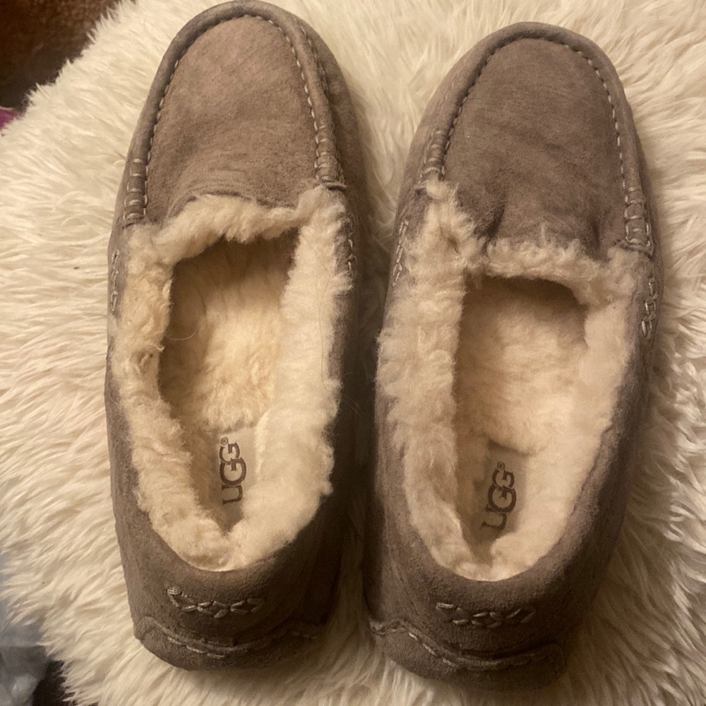 Practically brand new UGG shoe-slippers